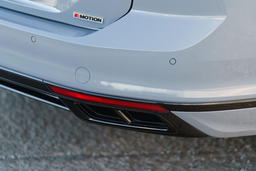 Детали экстерьера Volkswagen Passat Estate R-Line Edition (B8) 2019 года  (UK) (фото 19 из 31)